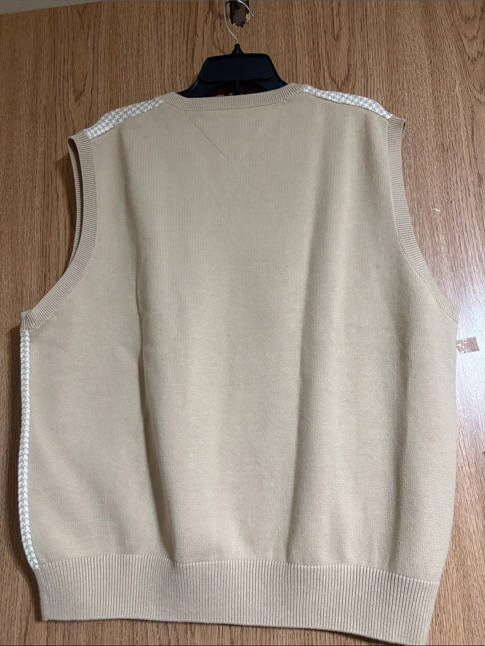 Tommy Hilfiger Men’s Beige & Cream Houndstooth V-Neck Sweater Vest